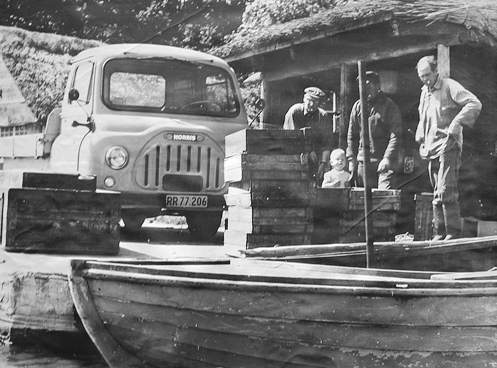 Fil:Mossø fiskere Dørup lastbil.jpg