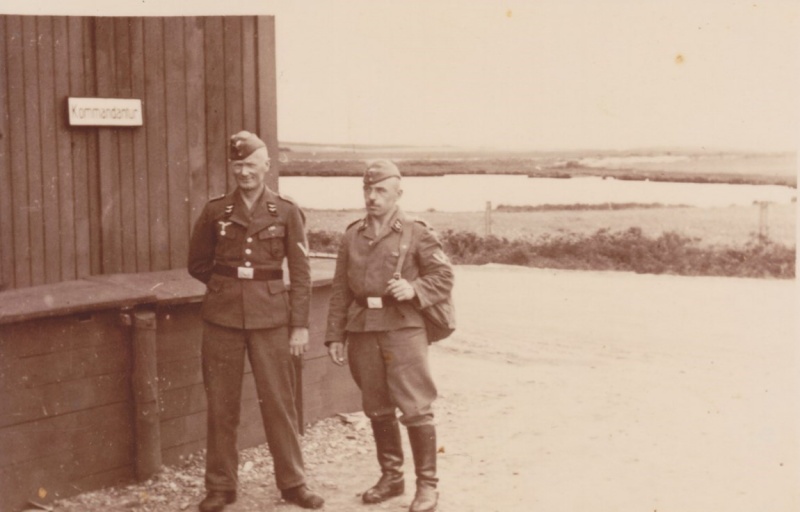 Fil:To tyske soldater på Gl. Rye Flyveplads.jpg