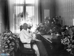 Overlæge Hans Rasmussen Bruun på sit kontor mellem gaver og blomster på dagen for hans 25 års jubilæum på Skanderborg sygehus i 1934.