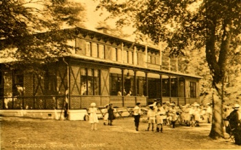 Pavillonen i Dyrehaven i Skanderborg, set forfra med børn i baggrunden, ca .1912