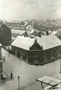 Hindhede byggede Adelgade 107 på hjørnet af Adelgade og Emilievej til privatbolig i 1907. I haven bagved dyrkede han masser af grønsager og satte hele familien på vegetarisk diæt